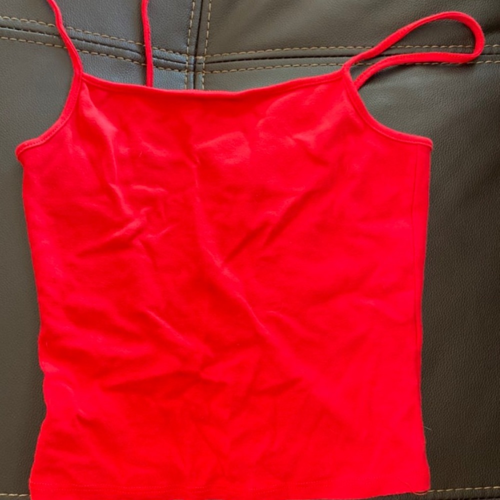 cute red cami top:)
